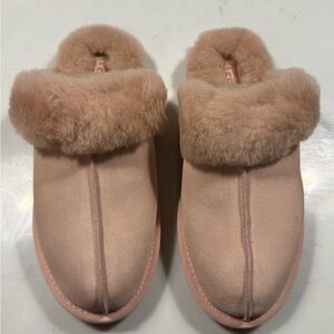 UGG Women's Slippers (NEW & NEVER WORN!)